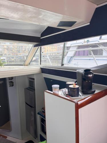 une petite cuisine avec un comptoir et une fenêtre dans l'établissement IPANEMA - JOLI BATEAU à QUAI, à Sète