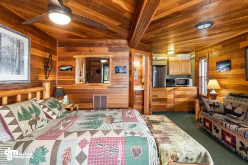 タルキートナにあるTalkeetna Denali View Lodge and Cabinsの丸太小屋のベッドのある寝室