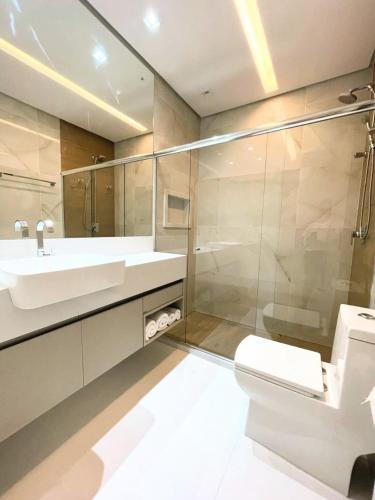 a bathroom with a toilet and a sink and a shower at Apartamento Alto Padrão 3 quartos Iberostate Praia do Forte in Praia do Forte