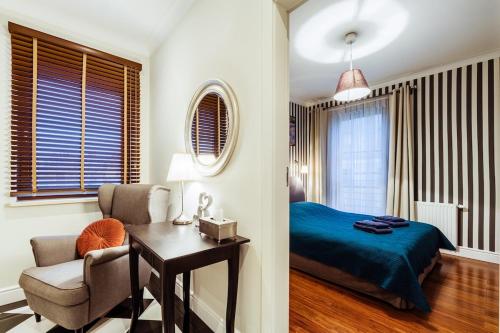 une chambre avec un lit, une chaise et une table dans l'établissement Sunny apartment by the sea with garage, à Sopot