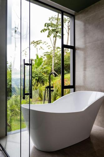 a bath tub in a bathroom with a window at Cabana Panorama - Parque Floresta Alta in Rodeio