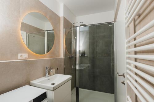 Ванная комната в BlueWave Apartment Piestany, Lake Slnava View & Free Parking