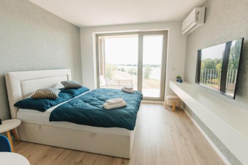 Кровать или кровати в номере BlueWave Apartment Piestany, Lake Slnava View & Free Parking