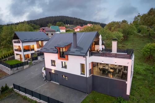 an aerial view of a house with a roof at Vision apartmani Goč in Goč