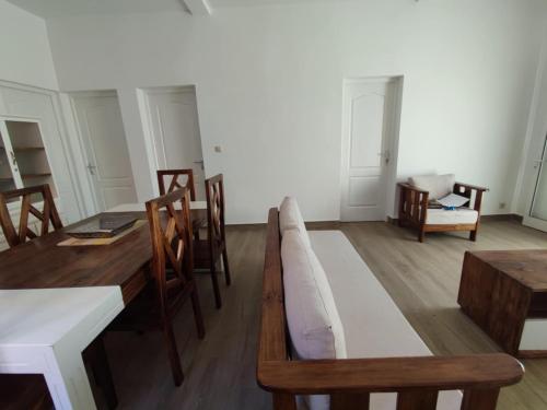 にあるMaison d'hôte Kaz Ain'tsoaのソファとテーブルと椅子のあるリビングルーム