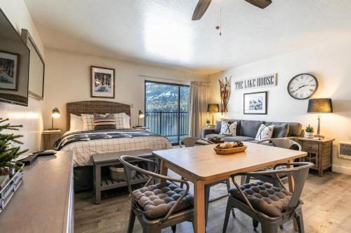 Una sala de estar con una cama, una mesa y sillas. en 245 Bldg C condo, en Truckee