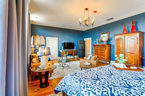Postel nebo postele na pokoji v ubytování Walkable Wytheville Loft on Main Street!