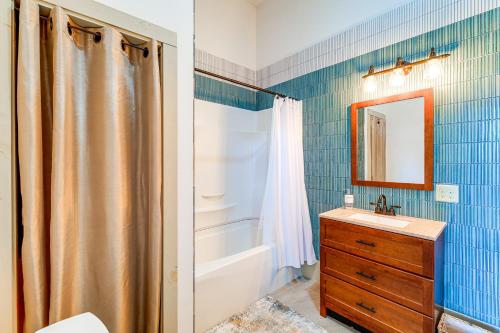 Koupelna v ubytování Walkable Wytheville Loft on Main Street!