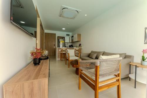 a living room with a couch and a table at Baia Kristal in Cartagena de Indias