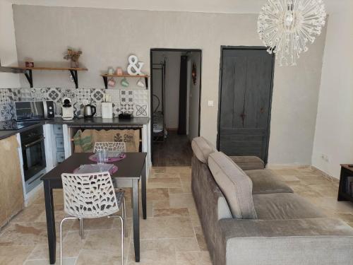 un salon avec un canapé et une table dans l'établissement Appartement T2 en campagne, à Sarrians