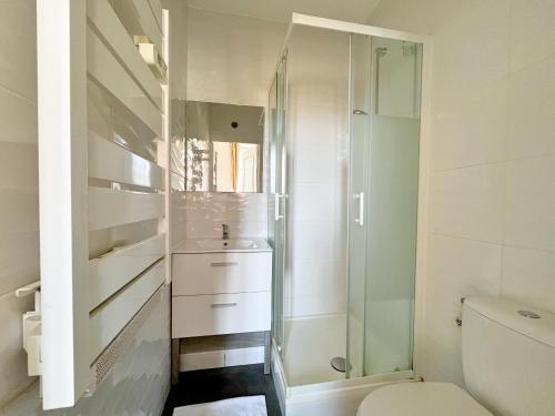 une salle de bain avec toilettes et douche en verre dans l'établissement Suite Luna - Check in h24 - proche centre ville, à Lyon
