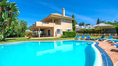 XPCE Artola Playa - Villa de Lujo con pista de padel privada y piscina