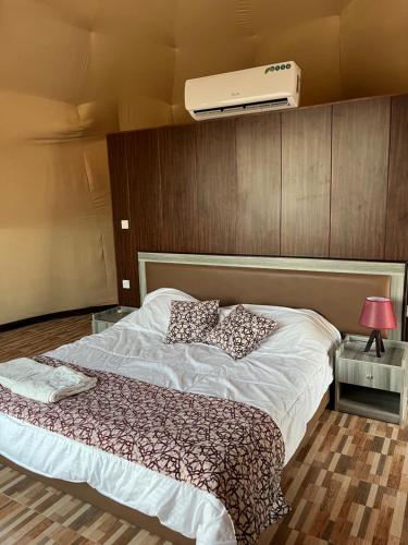 Voodi või voodid majutusasutuse Rum New Luxury Camp toas