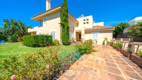 XPCE Artola Playa - Villa de Lujo con pista de padel privada y piscina