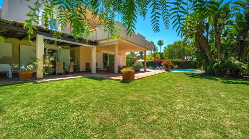 XPCE Artola Playa - Villa de Lujo con pista de padel privada y piscina