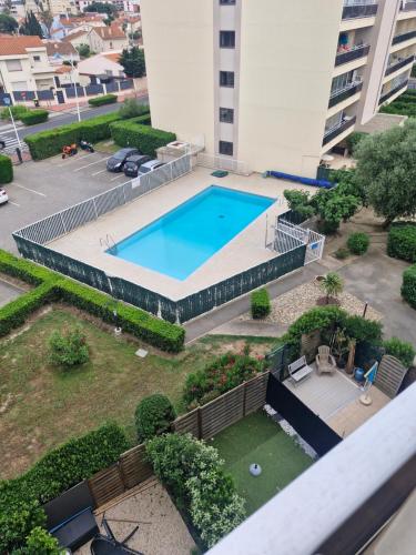 - une vue sur la piscine dans la cour dans l'établissement Gros Plouf à Canet-Plage, à Canet