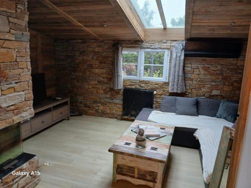 un salon avec un canapé et une table dans l'établissement Villa d Exception avec piscine, à Sainte-Foy