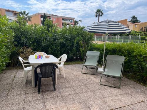 Κήπος έξω από το T2 en rez de jardin avec piscine