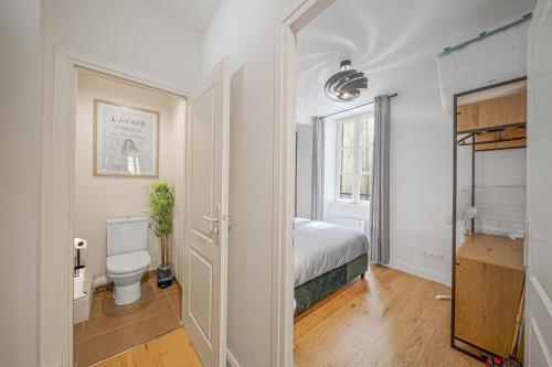 Postel nebo postele na pokoji v ubytování Le Molière 1 chambre avec patio