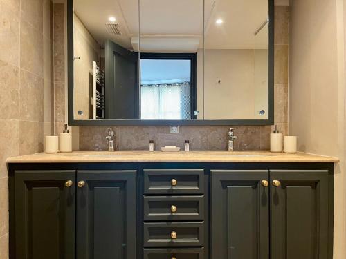 a bathroom with a sink and a mirror at Cœur de Saint-Tropez - 2 chambres - Terrasse - Parking in Saint-Tropez