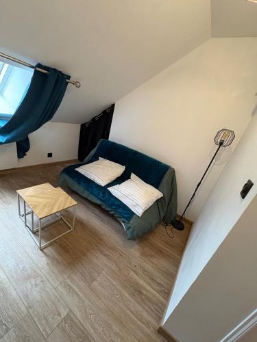 Cette petite chambre comprend un lit et une lampe. dans l'établissement L 'escapade amiénoise 2, à Amiens