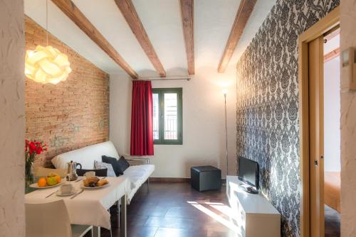 a living room with a couch and a table at Apartaments Ciutat Vella in Barcelona