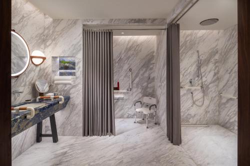 Ένα μπάνιο στο Kimpton Aqeos Hainan by IHG