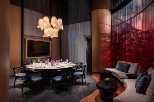 Χώρος καθιστικού στο Kimpton Aqeos Hainan by IHG