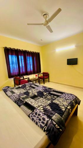 Ein Bett oder Betten in einem Zimmer der Unterkunft Hotel Mussoorie Midview