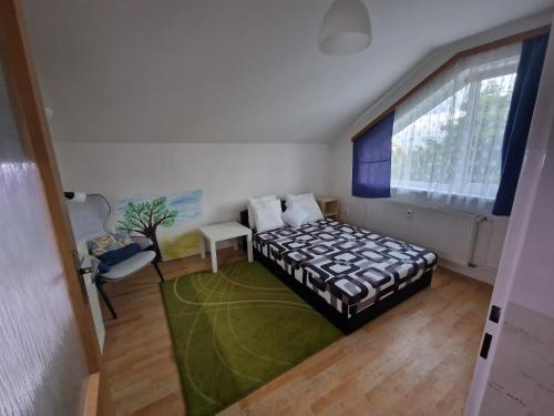 a small bedroom with a bed and a window at Slunný byt v Praze Letňanech in Prague
