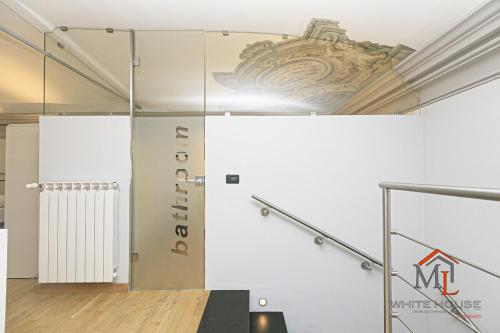 a room with a wall with a sign on it at Mimosa house by ML WHITE HOUSE in Genova