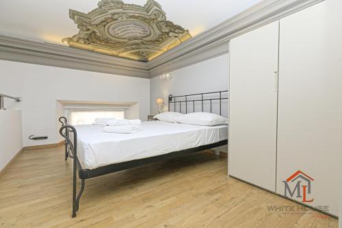 a bedroom with a bed with a gold ceiling at Mimosa house by ML WHITE HOUSE in Genova