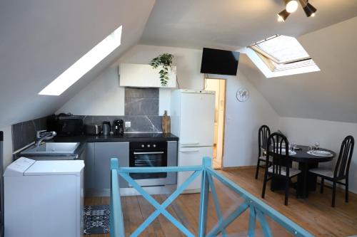 une cuisine avec un réfrigérateur blanc et une table dans l'établissement Cocon lumineux 2Pers wificentre, à Saint-Quentin