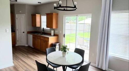 Un comedor con mesa y sillas y una cocina. en A Getaway on the Gulf Coast, en Gulfport
