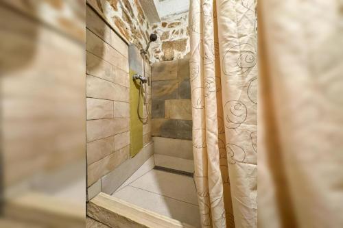 Ένα μπάνιο στο Voltera Apartments in Betina Old Town, with Parking Nearby