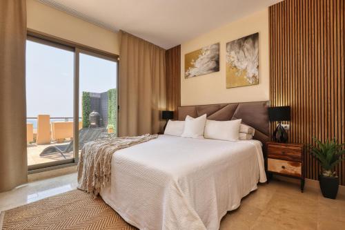 En eller flere senge i et værelse på Panoramic Sea Views Penthouse