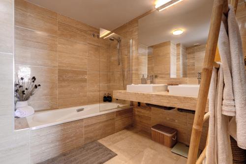 Et badeværelse på Panoramic Sea Views Penthouse