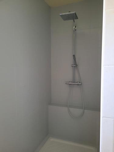 Koupelna v ubytování Maison avec Piscine couverte BADEN GOLFE DU MORBIHAN