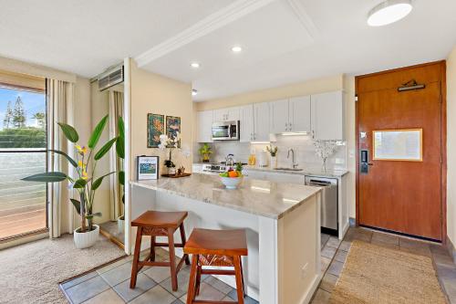 Maui Kaanapali Villas A412にあるキッチンまたは簡易キッチン