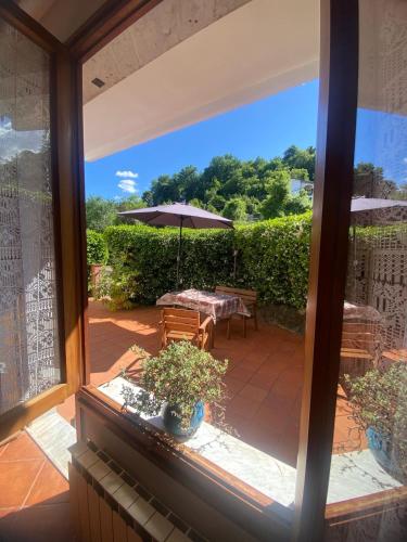 a view of a patio with a table and an umbrella at Appartamento comodo per Lerici e 5 Terre in Piano di Follo