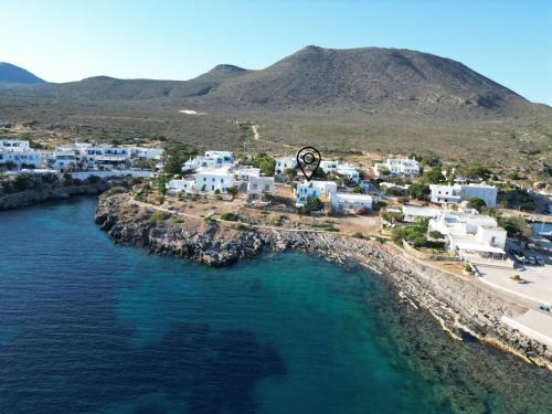 una vista aerea di una piccola isola nell'acqua di Rocky Beach House a Citèra (Kýthira)