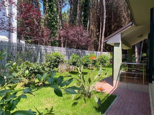 Giardino di Forest Cottage - middle of forest & near the beach