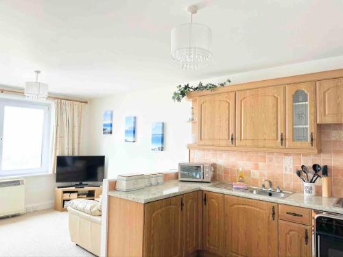 Kuchyň nebo kuchyňský kout v ubytování Bellevue, Apartment Overlooking Stunning Beach