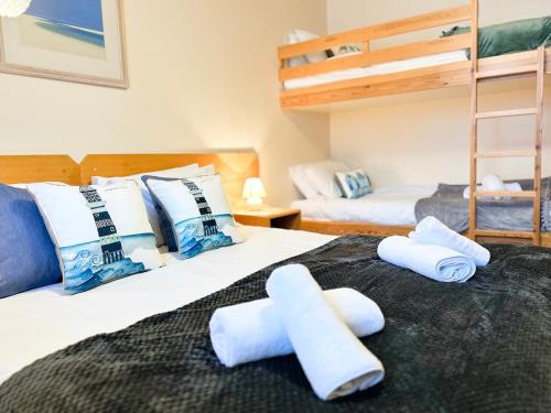 Postel nebo postele na pokoji v ubytování Bellevue, Apartment Overlooking Stunning Beach