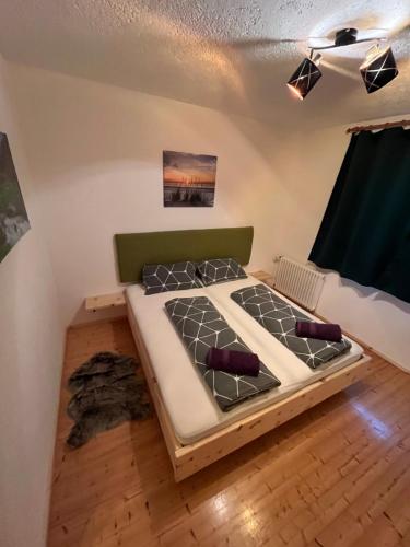 a bedroom with a bed in a room at Ferienwohnung Mariana in Bad Ischl