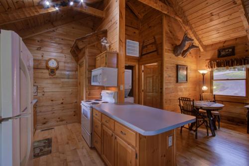 een keuken in een blokhut met een aanrecht bij Always and Forever in Sevierville