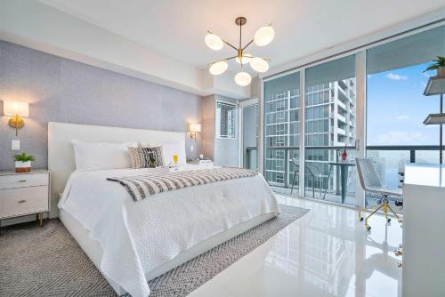 Giường trong phòng chung tại MVR - Icon Brickell & King Suite Views
