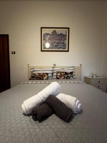 Casa Bella - Room 1 في البندقية: غرفة نوم بها سرير مع مناشف عليه