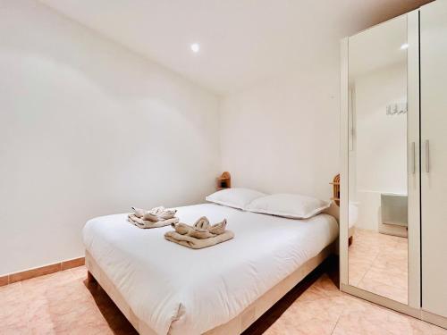 une chambre avec un lit blanc avec des serviettes dessus dans l'établissement Riviera Mornings - Old Town Stay - 5 Min to Beach & Breakfast, à Villefranche-sur-Mer