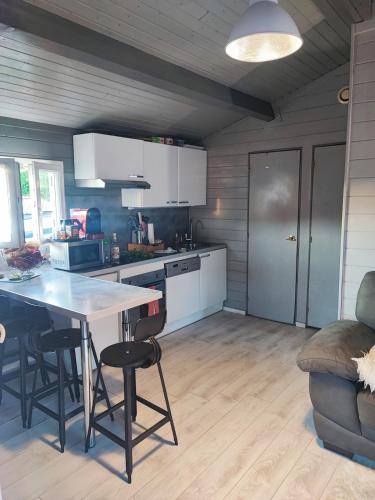 une cuisine avec une table et des chaises dans une pièce dans l'établissement Chalet cosy 300 mètres du lac, à Margencel